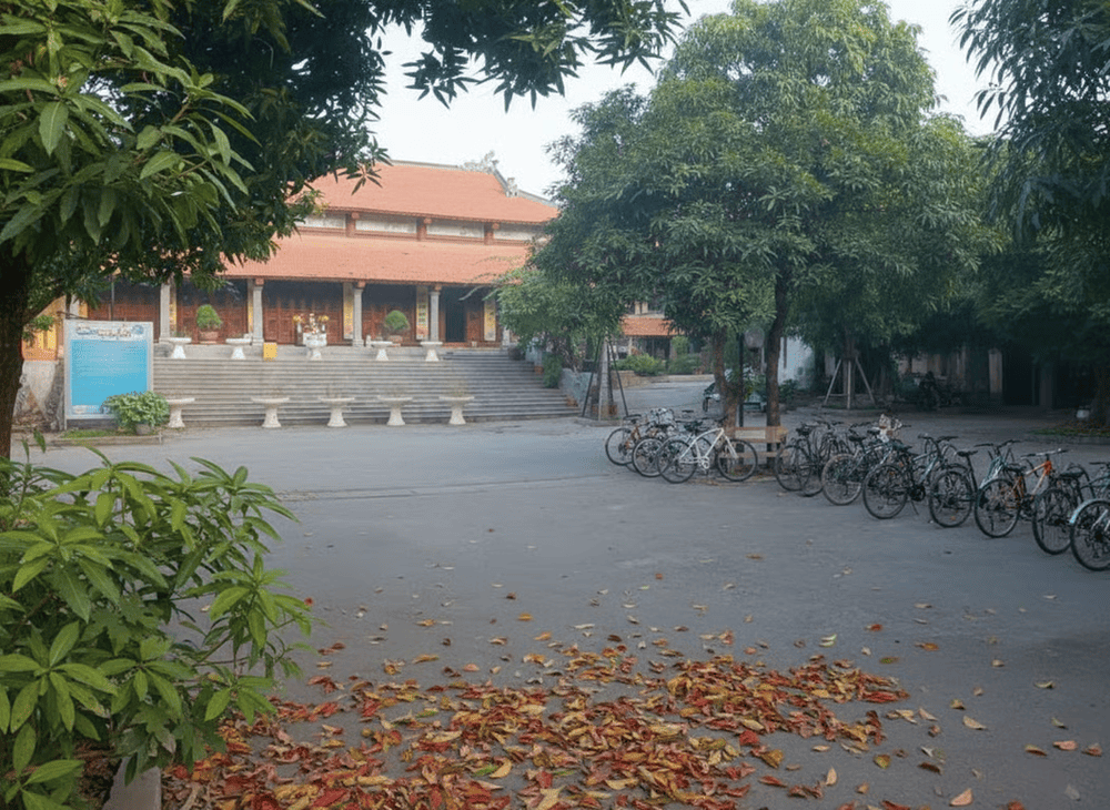 Khu&ocirc;n vi&ecirc;n ch&ugrave;a Ph&aacute;p V&acirc;n c&oacute; nhiều c&acirc;y xanh tạo kh&ocirc;ng kh&iacute; trong l&agrave;nh, tho&aacute;ng m&aacute;t.